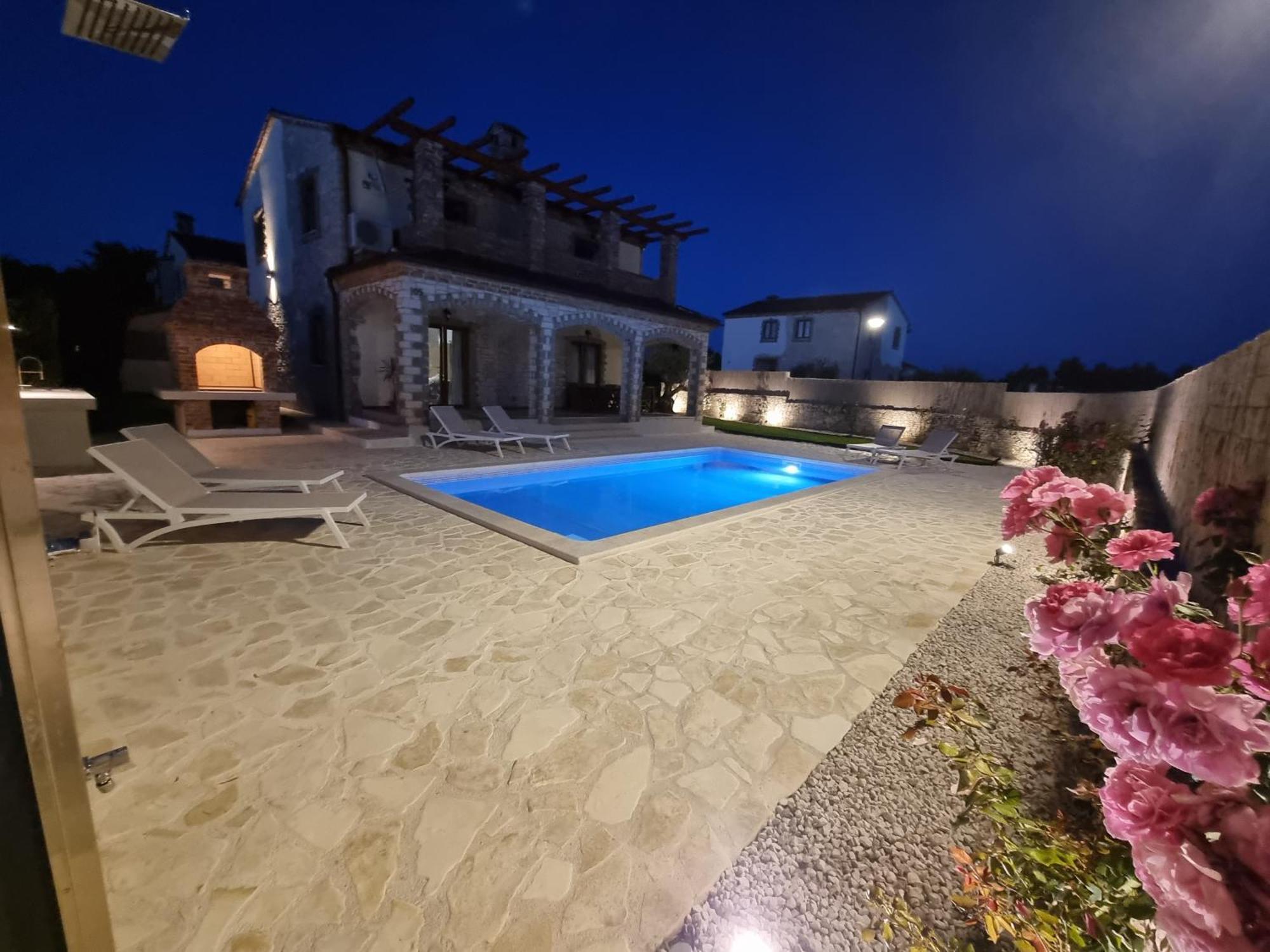Villa Brioni With Pool By Rentistra Cabrunici 外观 照片